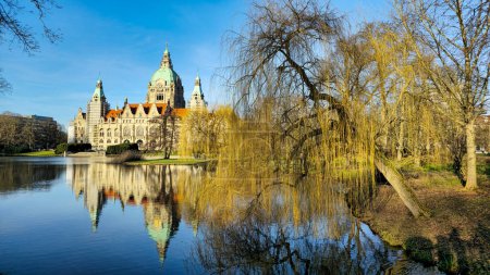 Hannover Maschpark neues Rathaus mit schöner Baumspiegelung im Seewasser. Hochwertiges Foto