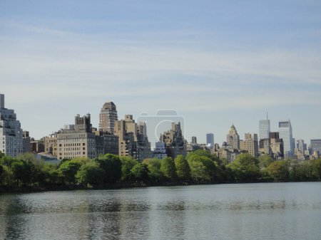 Téléchargez les photos : Central Park reservoir Upper West Side skyline blue sky Manhattan New York City USA. Photo de haute qualité - en image libre de droit