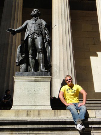 Foto de Federal Hall New York City Modelo alemán cerca de Estatua de George Washington. Foto de alta calidad - Imagen libre de derechos