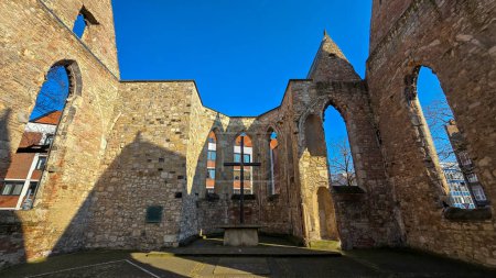 Téléchargez les photos : L'église en ruine présente un mélange d'ingénierie architecturale avec une ancienne arche, dans un ciel bleu électrique comme toile de fond Hanovre Allemagne - en image libre de droit