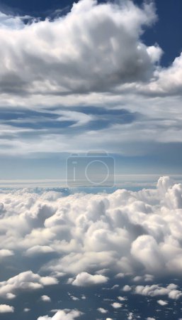 Ätherischer Himmel Majestätische Wolkenlandschaften und himmlische Gelassenheit