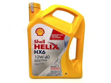 Téléchargez les photos : Malang, Indonésie - 30 septembre 2023 : Shell Helix HX6 Motor Engine Oil isolé sur fond blanc. Sont fabriqués à partir de matériaux de base 100 % synthétiques et d'additifs de haute qualité. - en image libre de droit