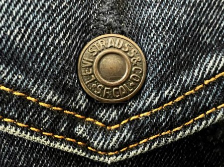 Téléchargez les photos : Malang, Indonésie - 22 janv.2024 : Poche de veste de jeans Levi avec accent sélectif sur les boutons. Levi's Strauss jeans détails de conception du produit. - en image libre de droit