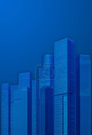 Téléchargez les photos : Des gratte-ciel urbains modernes sur fond bleu - en image libre de droit