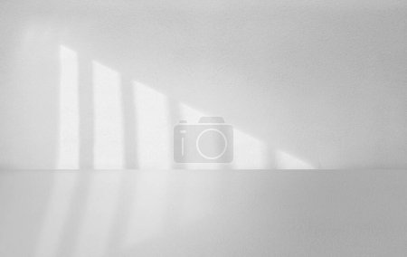 Abstraktes weißes, leeres Rauminterieur mit LichtWeißes, leeres Zimmer mit Schatten aus dem Fenster