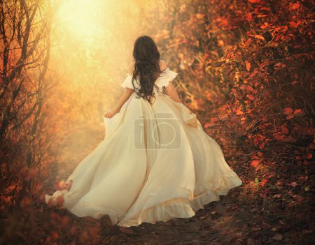 Foto de arte mujer de fantasía reina corre en el bosque de otoño oscuro en la luz del sol mágico, vestido largo estilo vintage blanco volando ondeando movimiento del viento. Chica princesa sexy espalda desnuda hombros abiertos, sin rostro. Árbol rojo