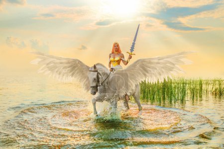 Photo d'art vraies personnes Fantaisie femme guerrière reine siège à cheval blanc à cheval avec des ailes déesse fille promenades pegasus animal. princesse tient épée magique dans les mains promenades dans l'eau rivière mer lac soleil lumière ciel