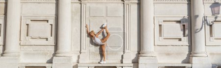 Téléchargez les photos : Vue latérale de la sportive en body et baskets étirant la jambe près du bâtiment à Venise, bannière - en image libre de droit