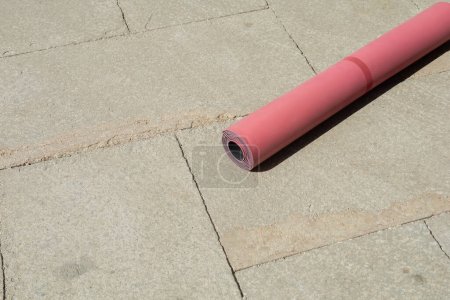 Vista de ángulo alto de la alfombra de fitness en la acera en la calle urbana en el día soleado, verano