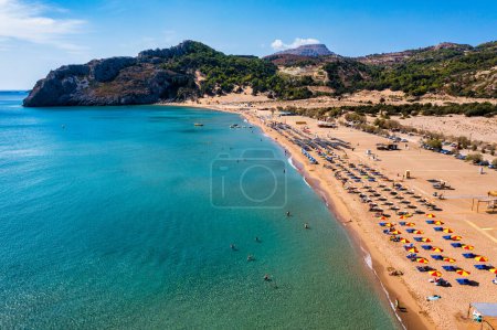Foto de Playa Tsampika con vista de arena dorada desde arriba, Rodas, Grecia. Aves aéreas vista de la famosa playa de Tsampika, isla de Rodas, Dodecaneso, Grecia - Imagen libre de derechos