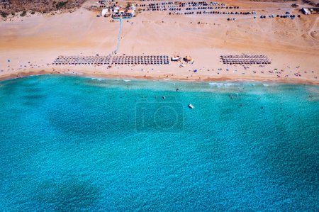 Téléchargez les photos : Vue aérienne de la belle plage turquoise Falasarna (Falassarna) en Crète, Grèce. Vue de la célèbre plage turquoise profonde de sable paradisiaque de Falasarna (Falassarna) dans le nord-ouest, île de Crète, Grèce. - en image libre de droit
