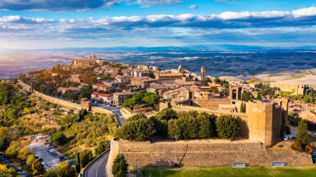 Blick auf die Stadt Montalcino, Toskana, Italien. Die Stadt hat ihren Namen von einer Vielzahl von Eichen, die einst das Gelände bedeckten. Blick auf die mittelalterliche italienische Stadt Montalcino. Toskana