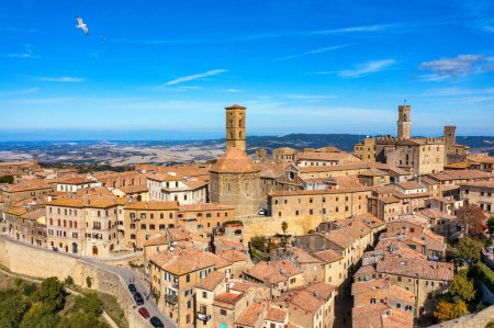 Toskania, panorama miasta Volterra, kościół i panorama. Maremma, Włochy, Europa. Panoramiczny widok na Volterra, średniowieczne miasto Toskanii ze starymi domami, wieżami i kościołami, Toskania, Włochy.