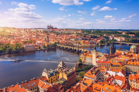 Prague pittoresque printemps vue aérienne de l'architecture de la jetée de la vieille ville de Prague Pont Charles sur la rivière Vltava à Prague, Tchéquie. Vieille ville de Prague avec le château en arrière-plan, République tchèque.