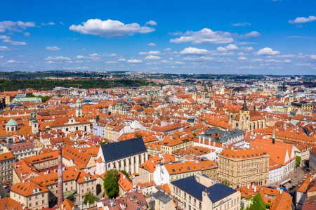 Téléchargez les photos : Prague belle vue panoramique sur le drone aérien ensoleillé au-dessus de Prague Old Town Square avec l'église Notre-Dame avant Tyn et Prague Astronomical Clock Tower. Vol par drone au-dessus des toits rouges de Prague, Tchéquie. - en image libre de droit