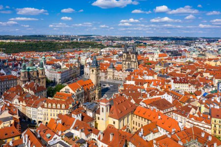 Téléchargez les photos : Prague belle vue panoramique sur le drone aérien ensoleillé au-dessus de Prague Old Town Square avec l'église Notre-Dame avant Tyn et Prague Astronomical Clock Tower. Vol par drone au-dessus des toits rouges de Prague, Tchéquie. - en image libre de droit