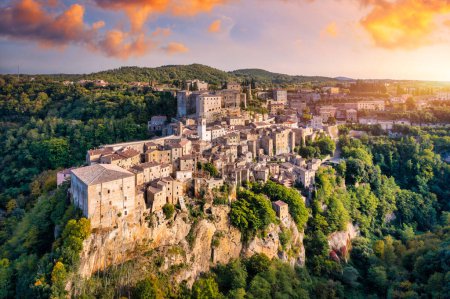 Mittelalterliche Stadt Pitigliano über Tuffsteinfelsen in der Provinz Grosseto, Toskana, Italien. Pitigliano ist eine kleine mittelalterliche Stadt in der südlichen Toskana, Italien.