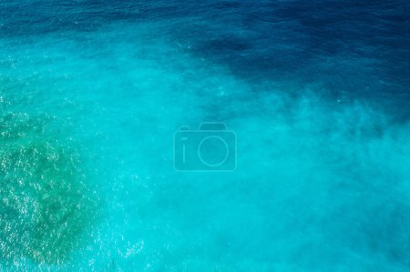 Foto de Vista aérea de drones de la icónica bahía de zafiro y turquesa y la playa de Myrtos, isla de Cefalonia (Cefalonia), Jónico, Grecia. Playa de Myrtos, isla de Cefalonia, Grecia. Hermosa vista de la playa de Myrtos. - Imagen libre de derechos