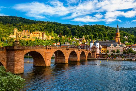 Téléchargez les photos : Point de repère et belle ville de Heidelberg avec rivière Neckar, Allemagne. Ville de Heidelberg avec le célèbre pont Karl Theodor et le château de Heidelberg, Heidelberg, Allemagne. - en image libre de droit