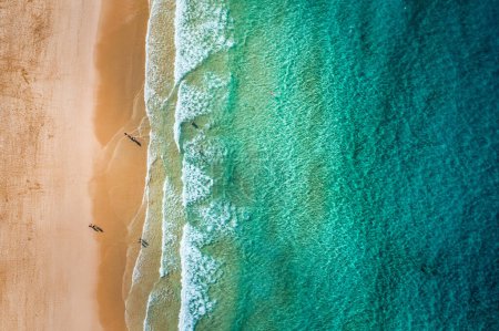 Foto de Vista aérea de la playa en el Parque Corralejo, Fuerteventura, Islas Canarias. Playa Corralejo (Grandes Playas de Corralejo) en Fuerteventura, Islas Canarias, España. Hermosa agua turquesa y arena blanca. - Imagen libre de derechos