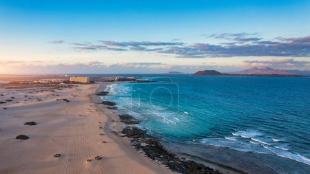 Foto de Vista aérea de la playa en el Parque Corralejo, Fuerteventura, Islas Canarias. Playa Corralejo (Grandes Playas de Corralejo) en Fuerteventura, Islas Canarias, España. Hermosa agua turquesa y arena blanca. - Imagen libre de derechos