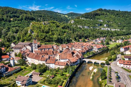 Village suisse pittoresque de Saint-Ursanne sur la rivière Doubs, en Suisse. Village Saint-Ursanne dans le district de Porrentruy dans le canton du Jura, Suisse. Saint Ursanne, Jura, Suisse