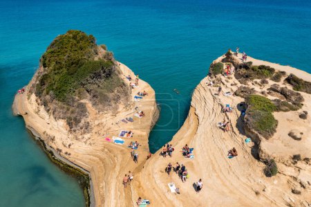 Téléchargez les photos : Famous Canal D'amour in Sidari, Corfu island, Greece. Famous Canal d'Amour beach with beautiful rocky coastline in amazing blue Ionian Sea in Sidari holiday village on Corfu island in Greece. - en image libre de droit