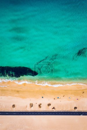 Téléchargez les photos : Vue aérienne de la plage dans le parc Corralejo, Fuerteventura, îles Canaries. Plage de Corralejo (Grandes Playas de Corralejo) sur Fuerteventura, Îles Canaries, Espagne. Belle eau turquoise et sable blanc. - en image libre de droit