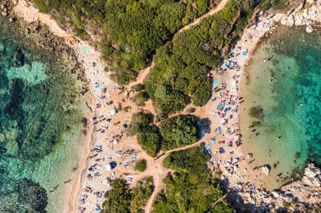 Foto de Porto Timoni es una hermosa playa doble increíble en Corfú, Grecia. Porto Timoni playa en Afionas es una playa doble paraíso con agua cristalina azul en Corfú, isla jónica, Grecia, Europa - Imagen libre de derechos