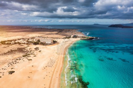 Téléchargez les photos : Vue aérienne de la plage dans le parc Corralejo, Fuerteventura, îles Canaries. Plage de Corralejo (Grandes Playas de Corralejo) sur Fuerteventura, Îles Canaries, Espagne. Belle eau turquoise et sable blanc. - en image libre de droit