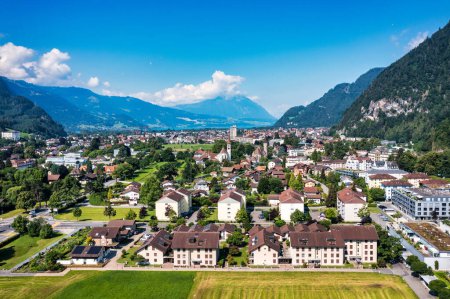 Téléchargez les photos : Vue aérienne sur la ville d'Interlaken en Suisse. Belle vue sur la ville d'Interlaken, les montagnes Eiger, Monch et Jungfrau et sur le lac Thun et Brienz. Interlaken, Oberland bernois, Suisse. - en image libre de droit