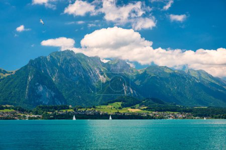 Téléchargez les photos : Lac Brienz avec de belles montagnes en arrière-plan, canton de Berne, Suisse - en image libre de droit