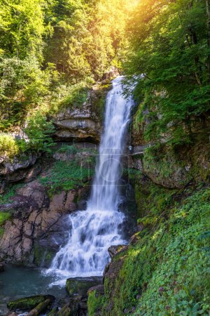 Téléchargez les photos : Cascades Giessbach dans l'Oberland bernois, Suisse. La cascade de Giessbach se jette dans le lac Brienz à Interlaken en Suisse. Chutes Giessbach sur le lac Brienz dans l'Oberland bernois en Suisse. - en image libre de droit