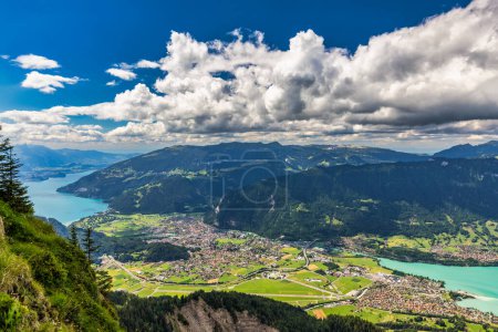 Foto de Hermosa vista del lago Thun desde el sendero Schynige Platte en Bernese Oberland, Cantón de Berna, Suiza. Montaña popular en los Alpes suizos llamada Schynige Platte en Suiza, vista aérea. - Imagen libre de derechos