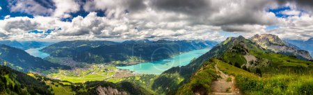 Téléchargez les photos : Belle vue sur le lac Thoune et le lac Brienz depuis le sentier Schynige Platte dans l'Oberland bernois, canton de Berne, Suisse. Montagne populaire dans les Alpes suisses appelée Schynige Platte en Suisse. - en image libre de droit