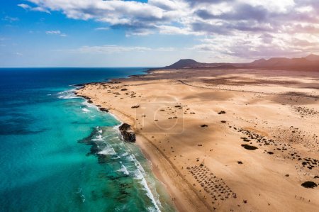Luftaufnahme vom Strand im Corralejo Park, Fuerteventura, Kanarische Inseln. Strand Corralejo (Grandes Playas de Corralejo) auf Fuerteventura, Kanarische Inseln, Spanien. Schönes türkisfarbenes Wasser und weißer Sand.