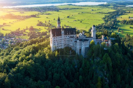 Foto de Famoso castillo de Neuschwanstein con pintoresco paisaje de montaña cerca de Fussen, Baviera, Alemania. Castillo de Neuschwanstein en Hohenschwangau, Alemania. - Imagen libre de derechos