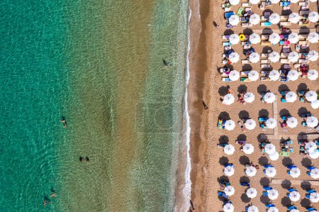 Foto de Playa Tsampika con vista de arena dorada desde arriba, Rodas, Grecia. Aves aéreas vista de la famosa playa de Tsampika, isla de Rodas, Dodecaneso, Grecia - Imagen libre de derechos