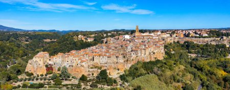 Foto de Medieval Pitigliano town over tuff rocks in province of Grosseto, Tuscany, Italy. Pitigliano es una pequeña ciudad medieval en el sur de Toscana, Italia. - Imagen libre de derechos