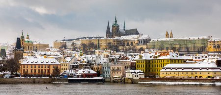 Foto de Famous historic Charles bridge in winter, Old Town bridge tower, Prague, Czech republic. Prague castle and Charles bridge, Prague (UNESCO), Czech republic. - Imagen libre de derechos