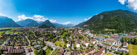 Téléchargez les photos : Vue aérienne sur la ville d'Interlaken en Suisse. Belle vue sur la ville d'Interlaken, les montagnes Eiger, Monch et Jungfrau et sur le lac Thun et Brienz. Interlaken, Oberland bernois, Suisse. - en image libre de droit