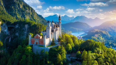 Foto de Famoso castillo de Neuschwanstein con pintoresco paisaje de montaña cerca de Fussen, Baviera, Alemania. Castillo de Neuschwanstein en Hohenschwangau, Alemania. - Imagen libre de derechos