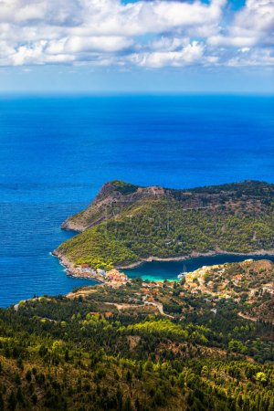 Bahía de color turquesa en el mar Mediterráneo con hermosas casas de colores en el pueblo de Assos en Cefalonia, Grecia. Ciudad de Assos con casas coloridas en el mar mediterráneo, Grecia. 