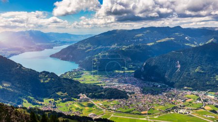 Téléchargez les photos : Belle vue sur le lac Thun depuis le sentier Schynige Platte dans l'Oberland bernois, canton de Berne, Suisse. Montagne populaire dans les Alpes suisses appelée Schynige Platte en Suisse, vue aérienne. - en image libre de droit