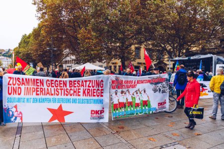 Téléchargez les photos : Stuttgart, Allemagne - 19 octobre 2019 : Manifestation kurde contre l'invasion des troupes turques en territoire kurde syrien. - en image libre de droit