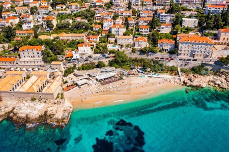 Téléchargez les photos : Belle plage Banje et Dubrovnik destination touristique, Croatie. Plage de Banje à Dubrovnik vue aérienne, région de Dalmatie en Croatie. - en image libre de droit
