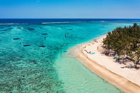 Kitesurfers, planche à voile sur la plage du Morne, célèbre spot de sports aquatiques de l'île Maurice. Kite surf dans les eaux claires de l'océan Indien sur la plage du Morne, Maurice.