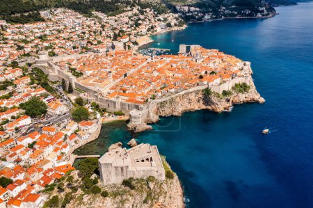 Téléchargez les photos : Fort Lovrijenac de Dubrovnik ville de Croatie. Forteresse de Lovrijenac, au-dessus du port ouest. Dubrovnik ville historique de Croatie en Dalmatie. Site du patrimoine mondial de l'UNESCO. - en image libre de droit