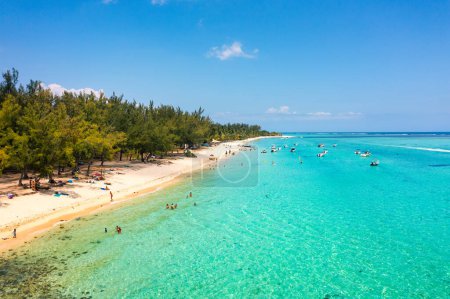 Foto de Paisajes tropicales, hermosas playas de Isla Mauricio, Le Morne, popular resort de lujo. Le Morne beach luxury resorts, Mauricio. Playa de lujo en Mauricio, playa de arena con palmeras y océano azul. - Imagen libre de derechos