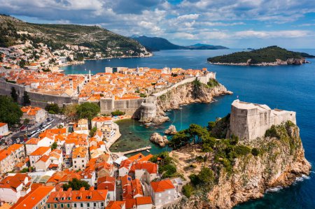 Téléchargez les photos : La vue aérienne de Dubrovnik, une ville dans le sud de la Croatie face à la mer Adriatique, en Europe. Vieux centre-ville de Dubrovnik, Croatie. Dubrovnik ville historique de Croatie en Dalmatie. - en image libre de droit